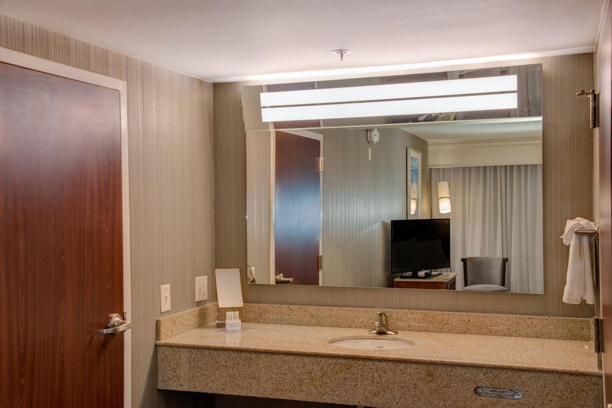 Courtyard Chapel Hill Hotel Екстериор снимка
