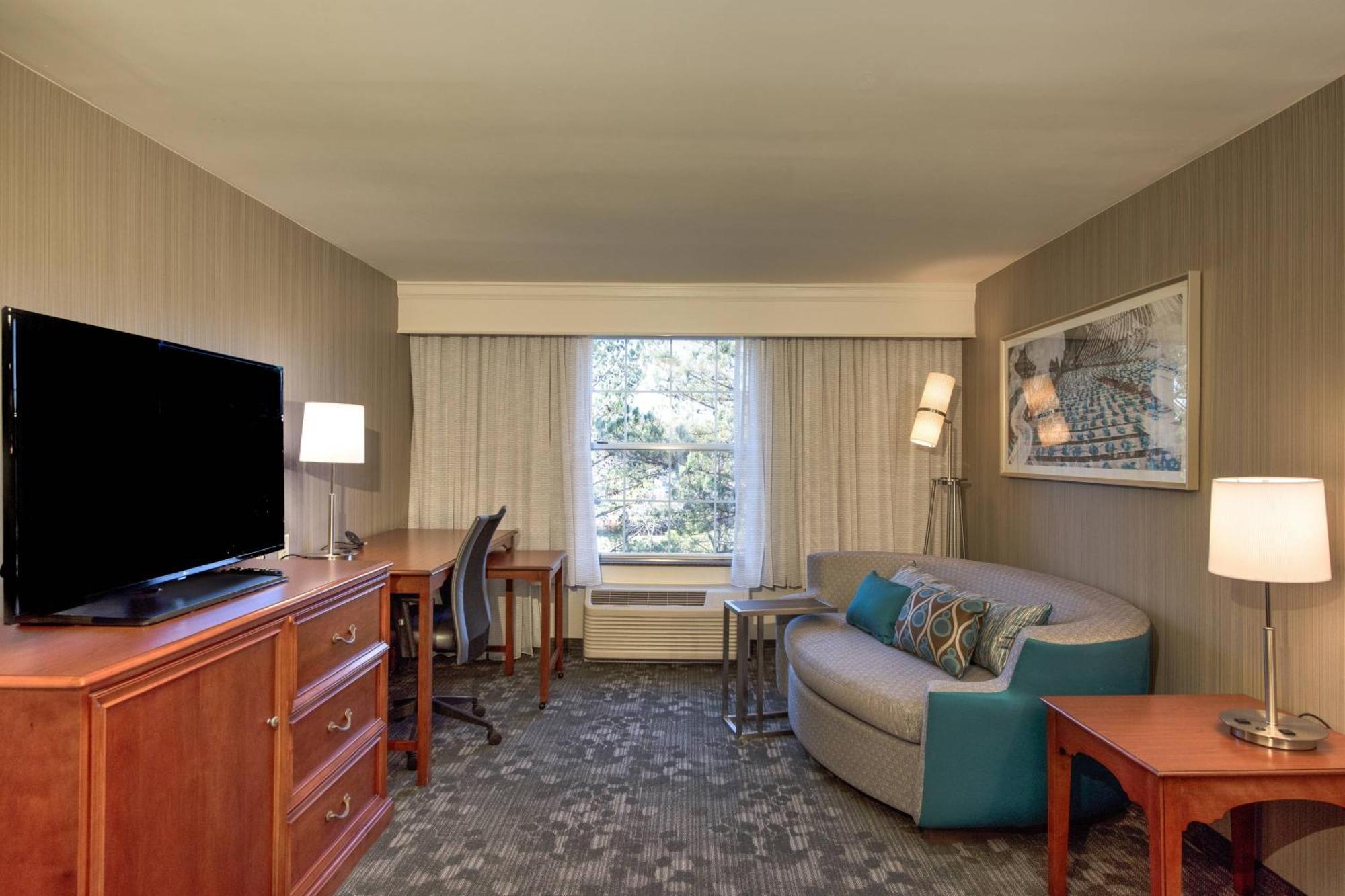 Courtyard Chapel Hill Hotel Екстериор снимка