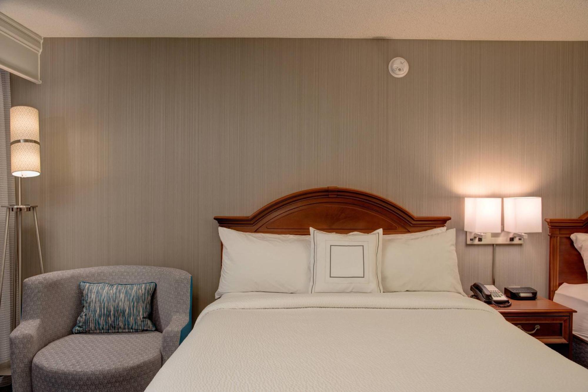 Courtyard Chapel Hill Hotel Екстериор снимка