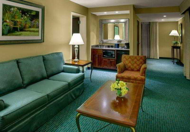 Courtyard Chapel Hill Hotel Екстериор снимка